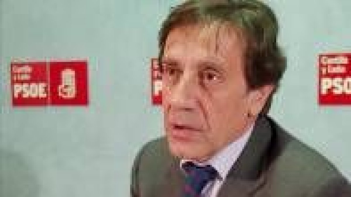 El secretario regional del PSOE, Ángel Villalba, en la rueda de prensa del empleo