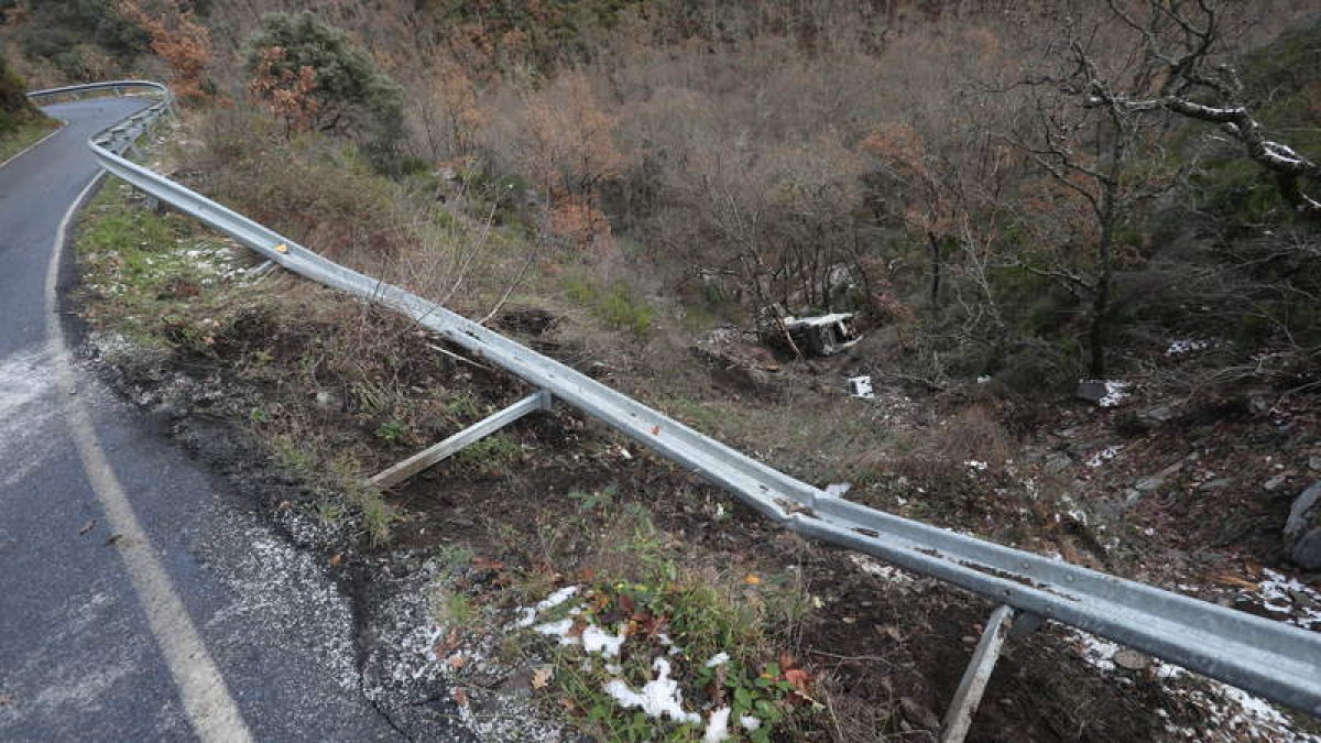 Zona de la LE-5238 donde el camión del servicio de limpieza cayó por un terraplén. ANA F. BARREDO