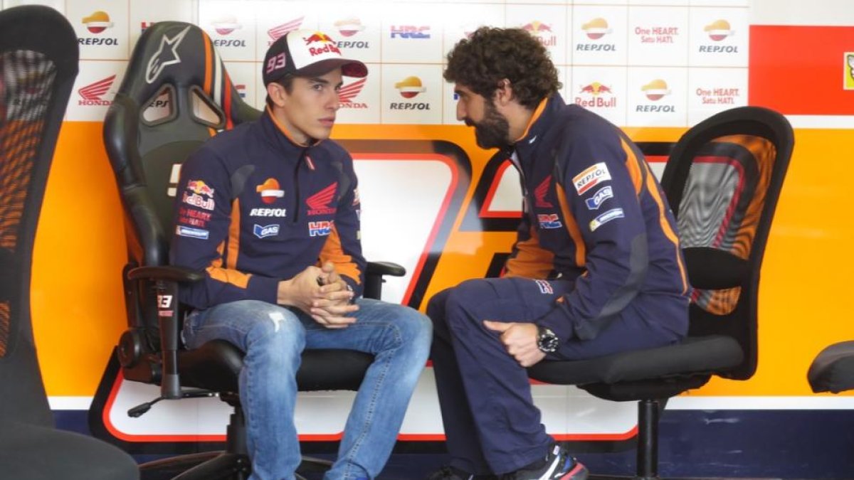 Marc Márquez, a la izquierda, dialoga con su técnico Santi Hernández