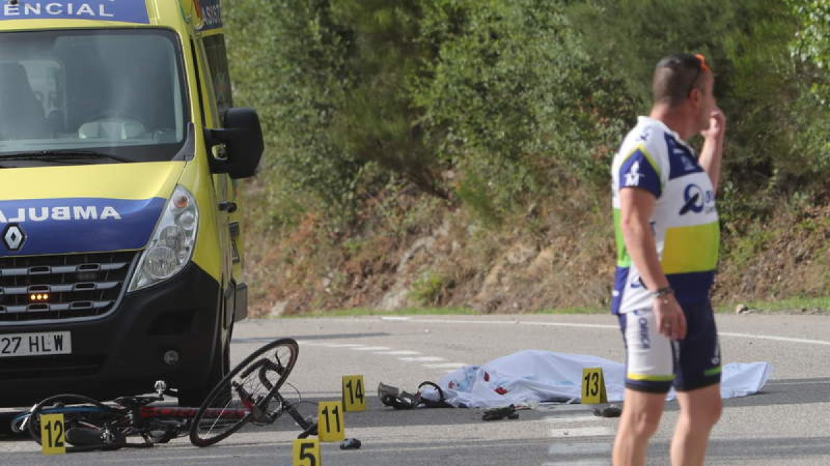 El fallecido pedaleaba en solitario, aunque otro ciclista que también circulaba por la CL-631 se detuvo minutos después. L. DE LA MATA