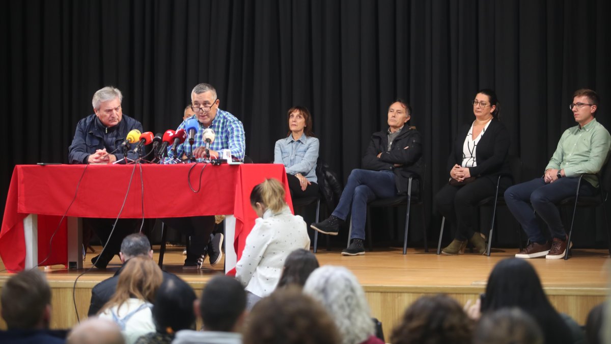 El alcalde de Cabañas, Juan Marcos López (con gafas) junto a Raúl Valcarce y sus concejales. L. DE LA MATA