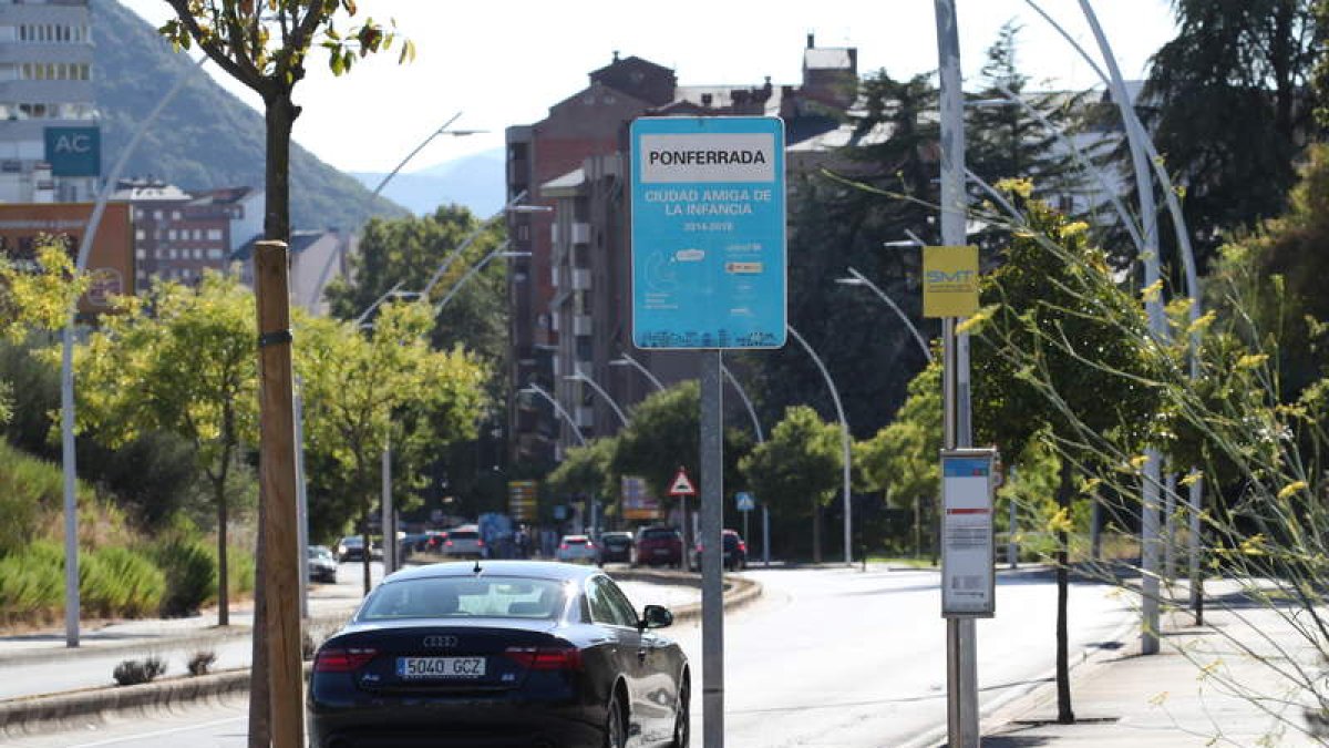 Cartel con el sello de Ciudad Amiga de la Infancia en la entrada a Ponferrada por Montearenas. AFB