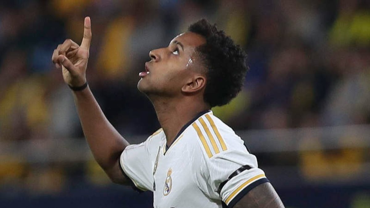 El delantero brasileño del Real Madrid Rodrygo Goes celebra el primero de sus dos goles al Cádiz. R. R.
