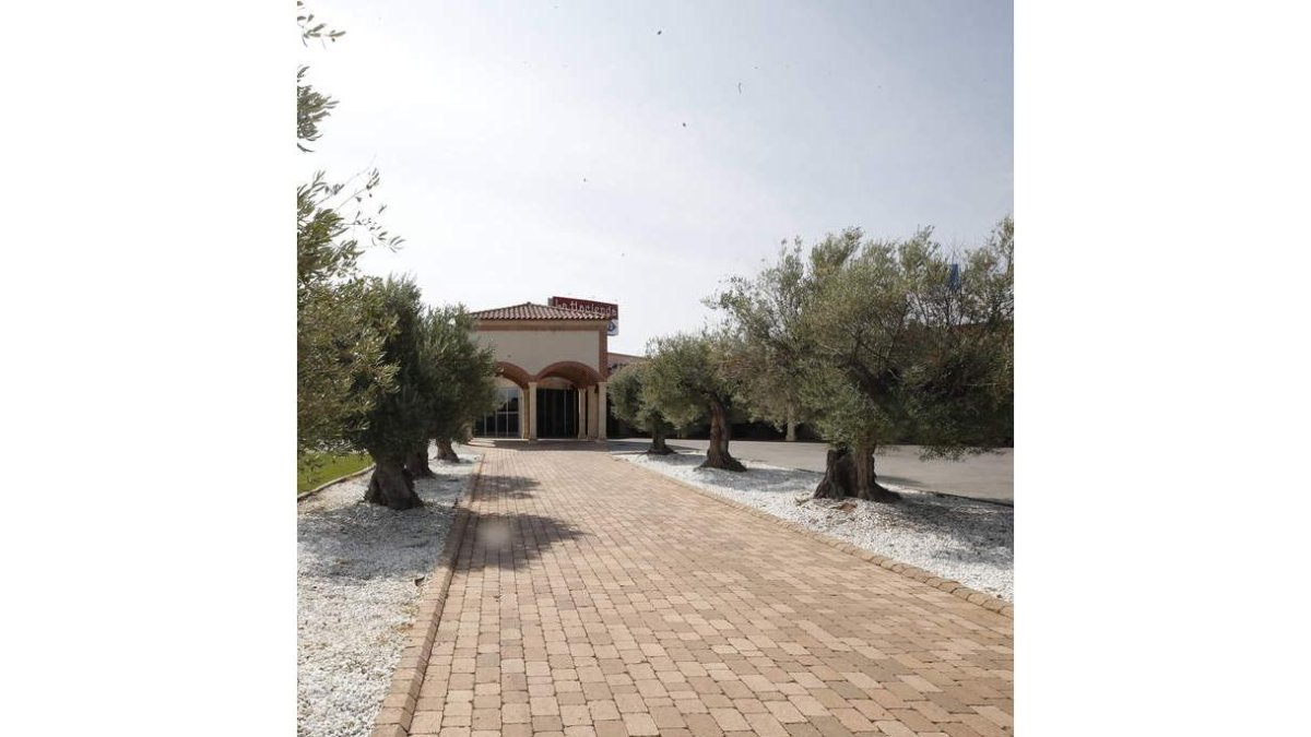 La Hacienda, situada en una de las arterias principales de La Bañeza, cuenta, también, con salida directa a la A-6. Es un restaurante que dispone de hotel, amplio y confortable. Apto para todo tipo de celebraciones y reuniones familiares o de amigos. Un e