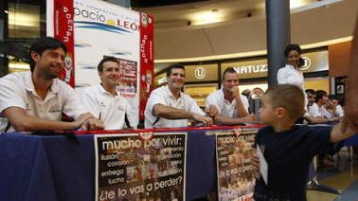 Los ademaristas con un joven aficionado.