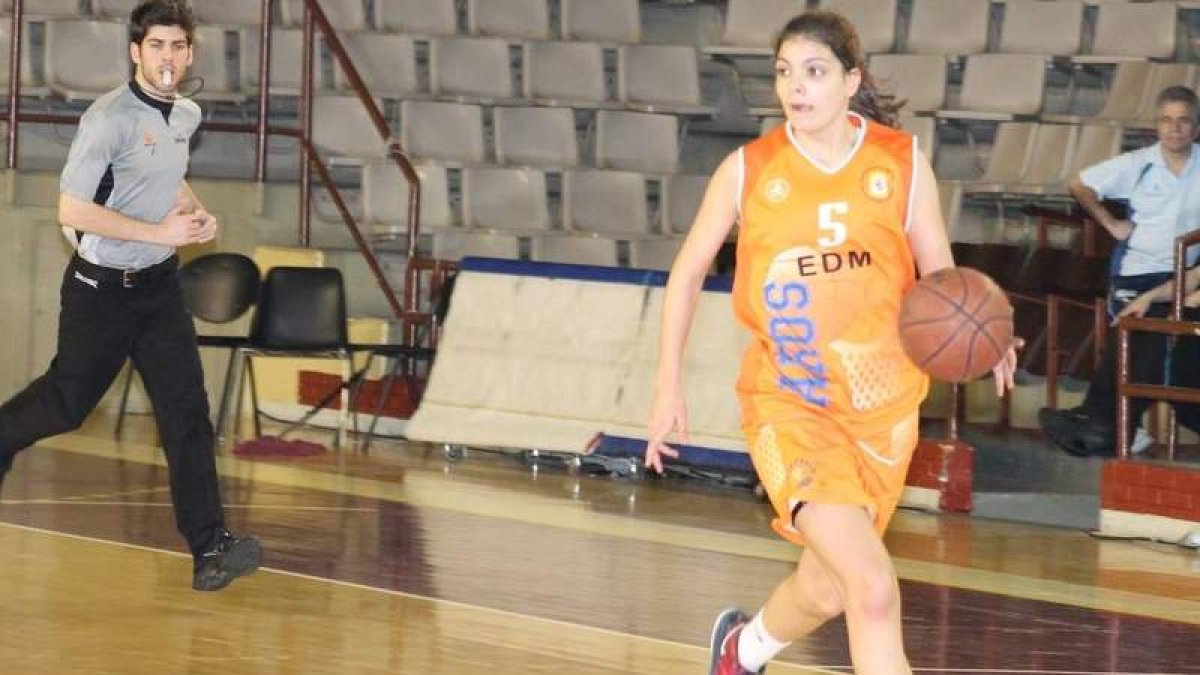 Emma Flórez en un partido con el primer equipo del Aros León