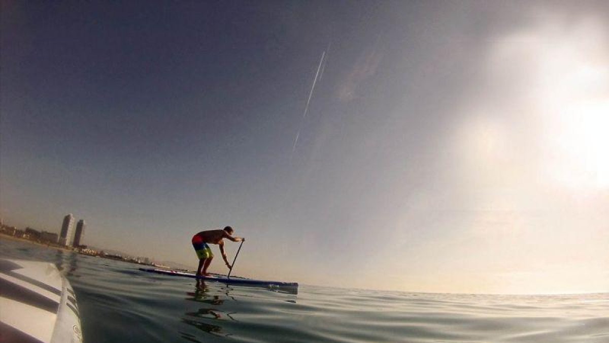 Un paddlesurfero del Molokai SUP Center de Barcelona.