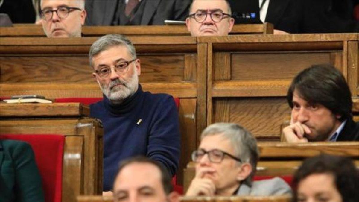 El portavoz cupaire Carles Riera (izquierda) junto a otros diputados.