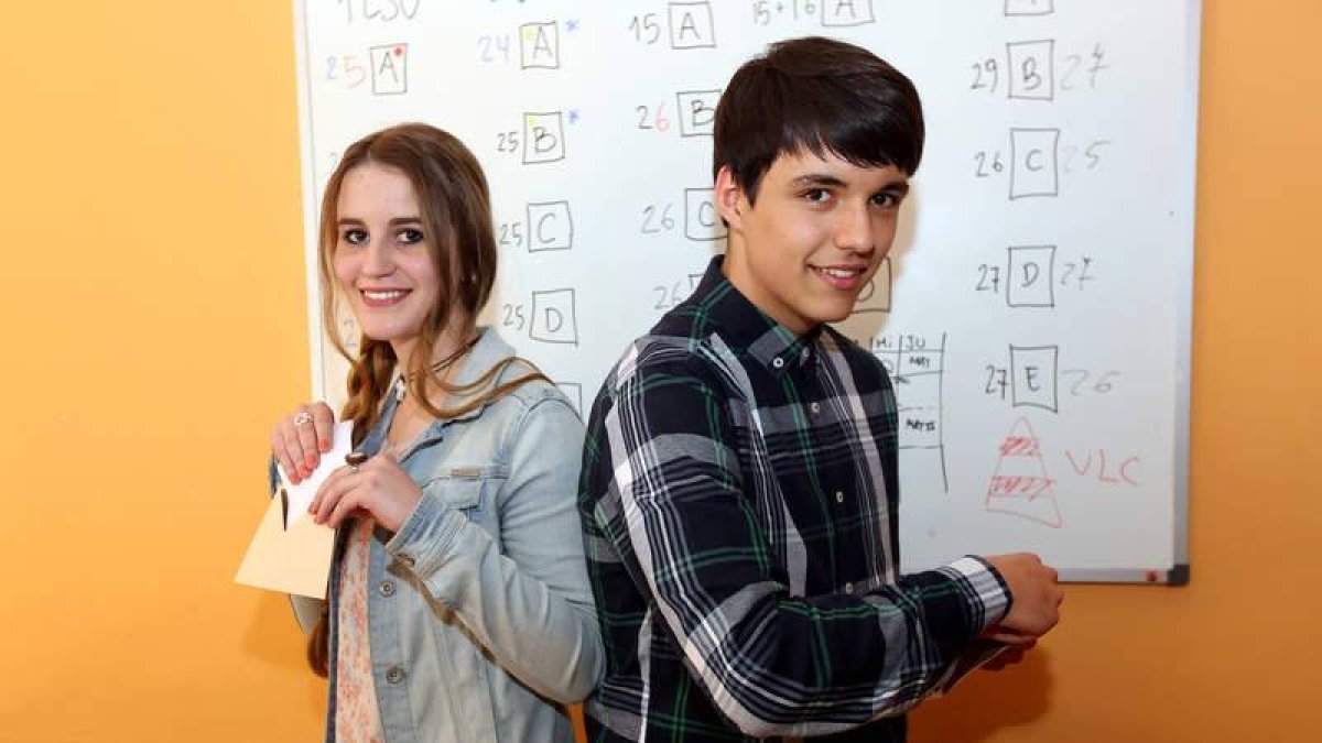 Claudia Fuertes Martino, 18 años, vive en Trobajo del Camino y estudia en León. Daniel Ramos Fernández, 18 años, vive en León. Estudian 2º de Bachillerato en el IES Padre Isla de León