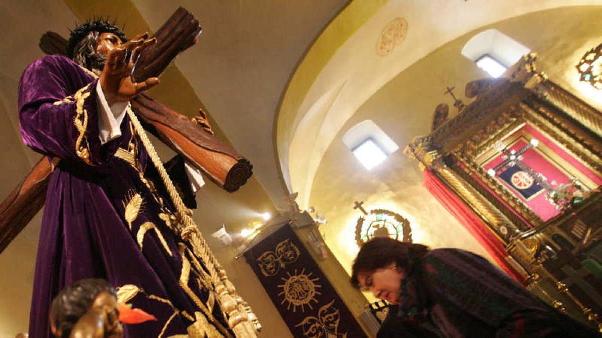Acto solemne del besapie, celebrado ayer por el Dulce Nombre.