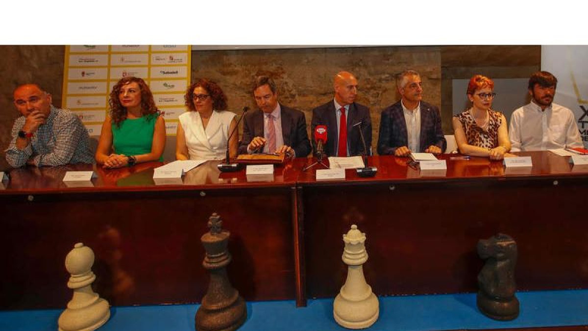 Emilio Lombas (ALSA), Cristina Santos (Banco Sabadell), Susana Folla (Diputación de León), Enrique Sánchez-Guijo (Junta de Castilla y León), José Antonio Diez (Ayuntamiento de León), Isidoro Martínez (Universidad de León), María Jesús Soto (El Inversor Inquieto) y Víctor Encinas (RMD), durante la presentación del Magistral Ciudad de León. MIGUEL