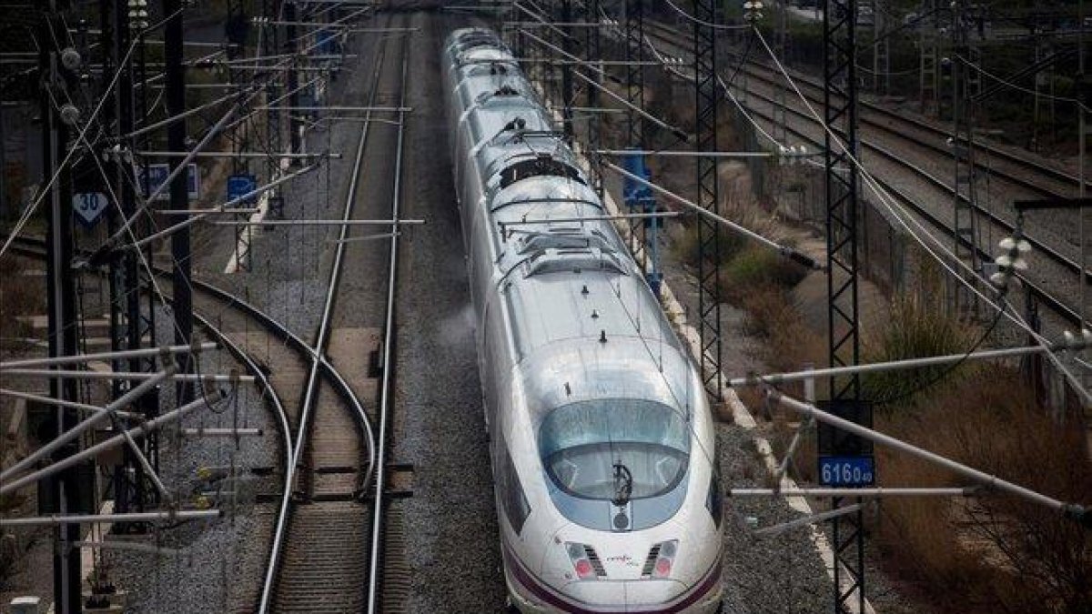 Un tren AVE sale de Barcelona.