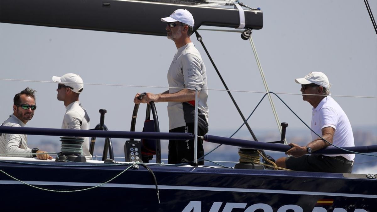 Felipe VI a bordo del Aifos. /
