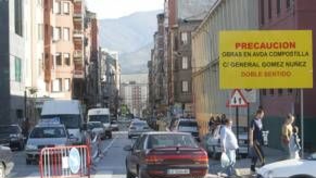 Estado actual que presenta la calle Gómez Núñez, con tráfico en doble sentido