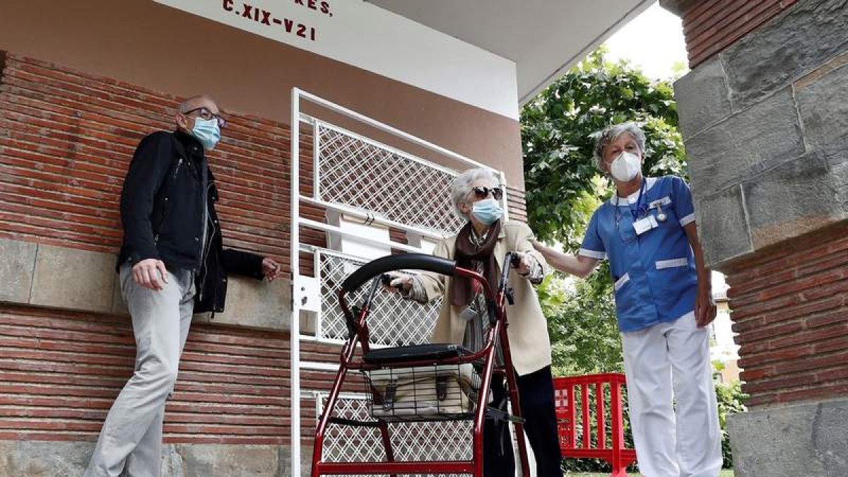 Una anciana de paseo tras el confinamiento covid. JESÚS CIGES