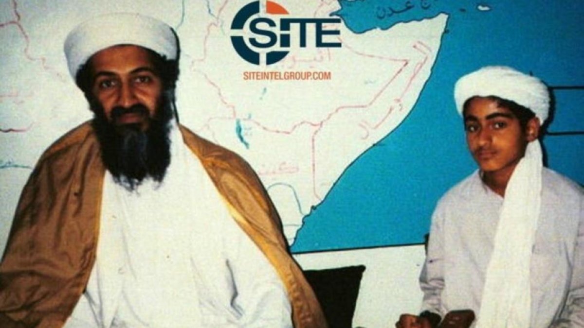 Osama Bin Laden y su hijo, Hamzan Bin Laden, en una foto de hace varios años.