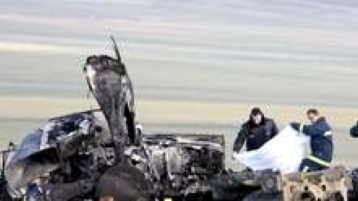 Personal del Ejército, en el momento de recuperar los cuerpos de los soldados
