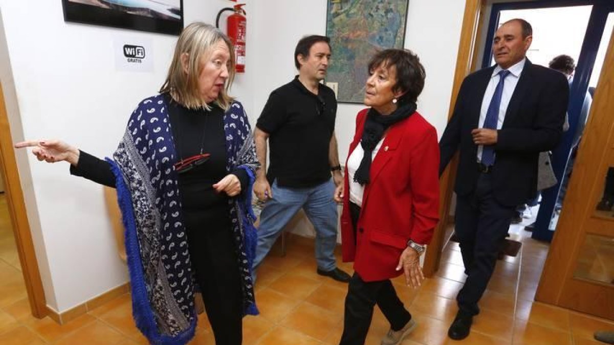 La directora de Acuaes, Rosa Cobo, y el presidente de la Comunidad de Regantes de Los Payuelos, Jorge Álvarez, hoy en Sahagún. Les acompaña la la delegada del Gobierno en Castilla y León, Mercedes Martín.