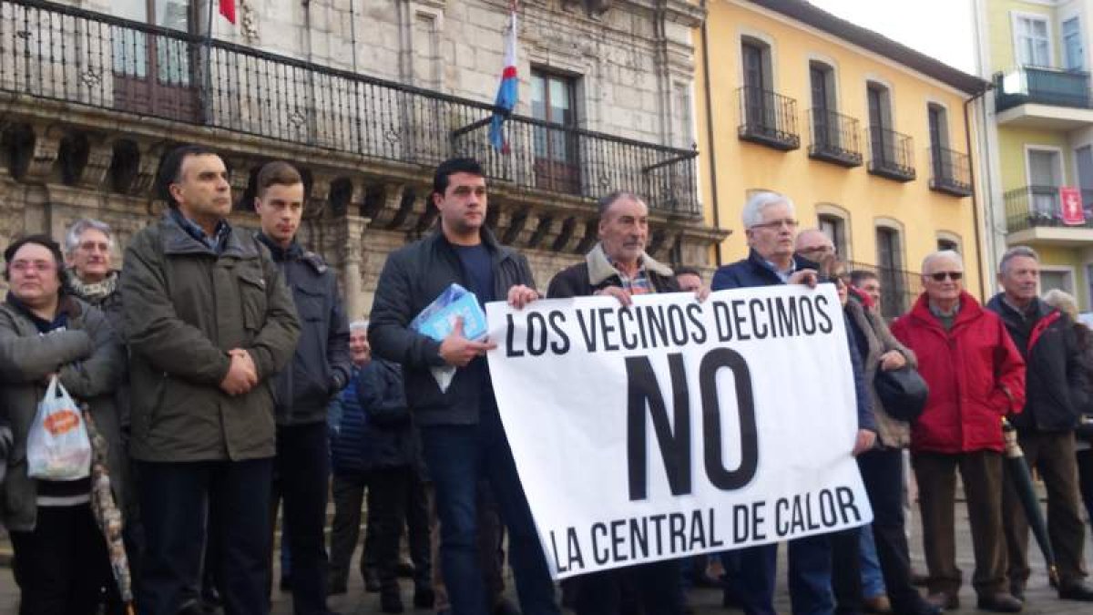 Protesta de vecinos de Compostilla ante el Ayuntamiento. DL