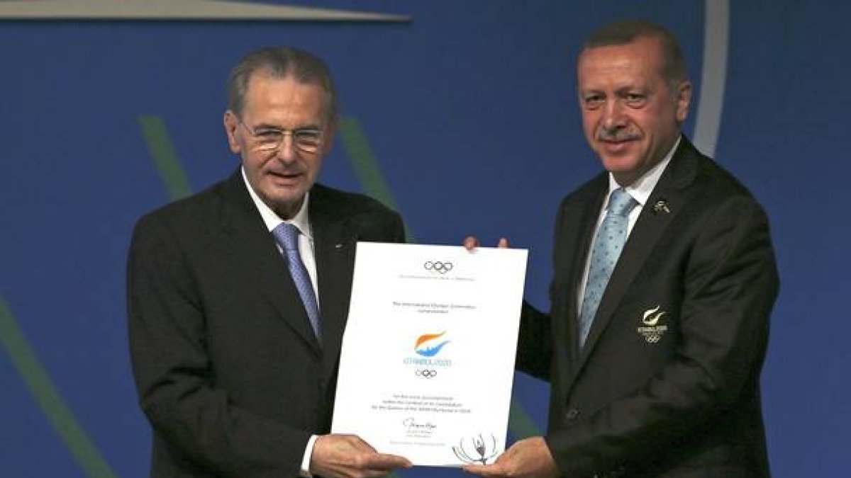 El primer ministro turco Recep Tayyip Erdogan y el presidente del Comité Olímpico Internacional (COI) Jacques Rogge este sábado en Buenos Aires (Argentina), en la que la candidatura de Estambul 2020 fue la primera en realizar su presentación.