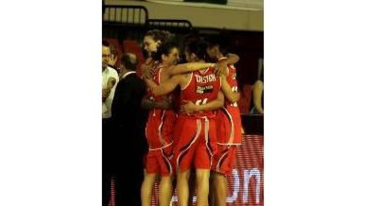 Las jugadoras leonesas celebran su victoria y el pase a semifinales