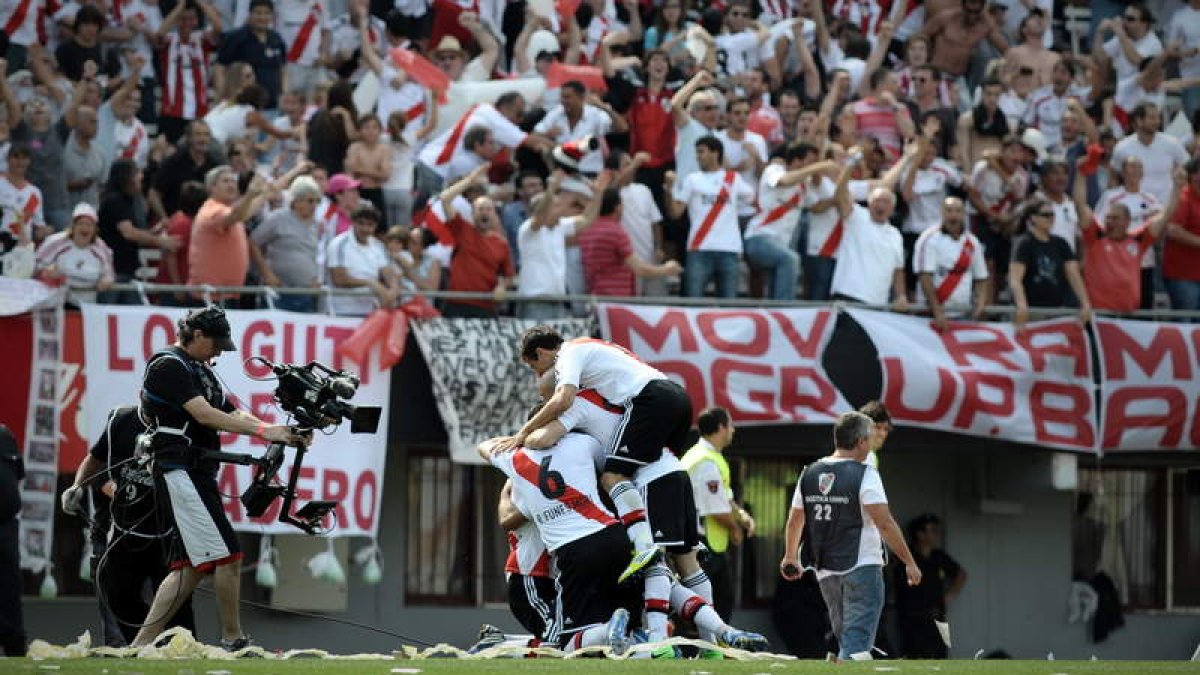 El segundo gol del River desató la locura en la afición local y fue el detonante para que las barras bravas del Boca hicieran de las suyas.