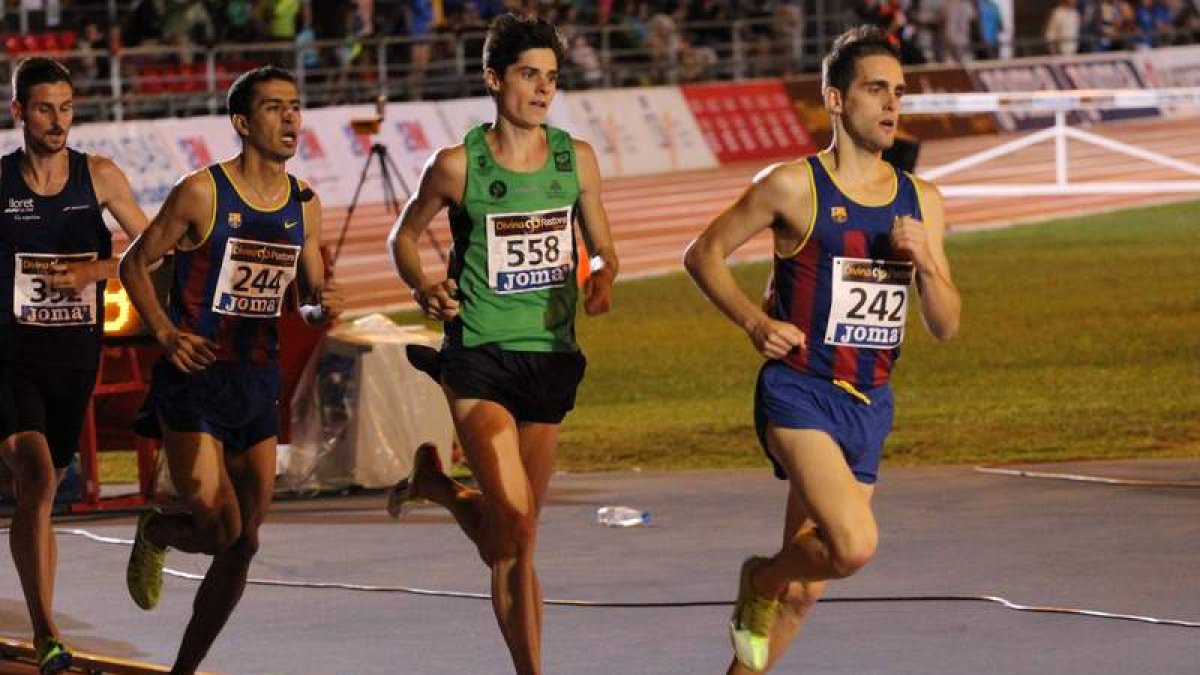 El atleta leonés Roberto Aláiz, segundo en la imagen, tiene prioridad tras el éxito de ayer por el 3.000 obstáculos.