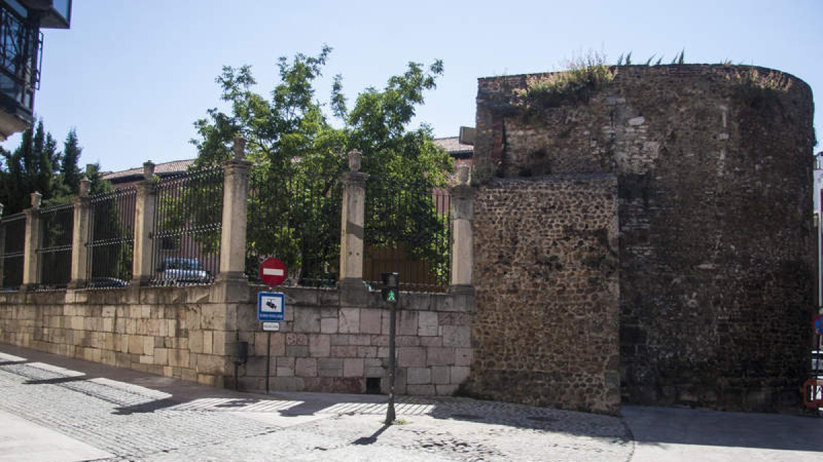 Vista de la muralla exterior de San Isidoro.