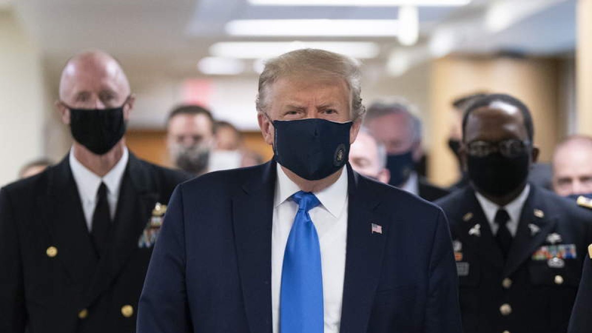 Donald Trump, con mascarilla, rodeado por su cúpula militar la pasada semana. CHRIS KLEPONIS