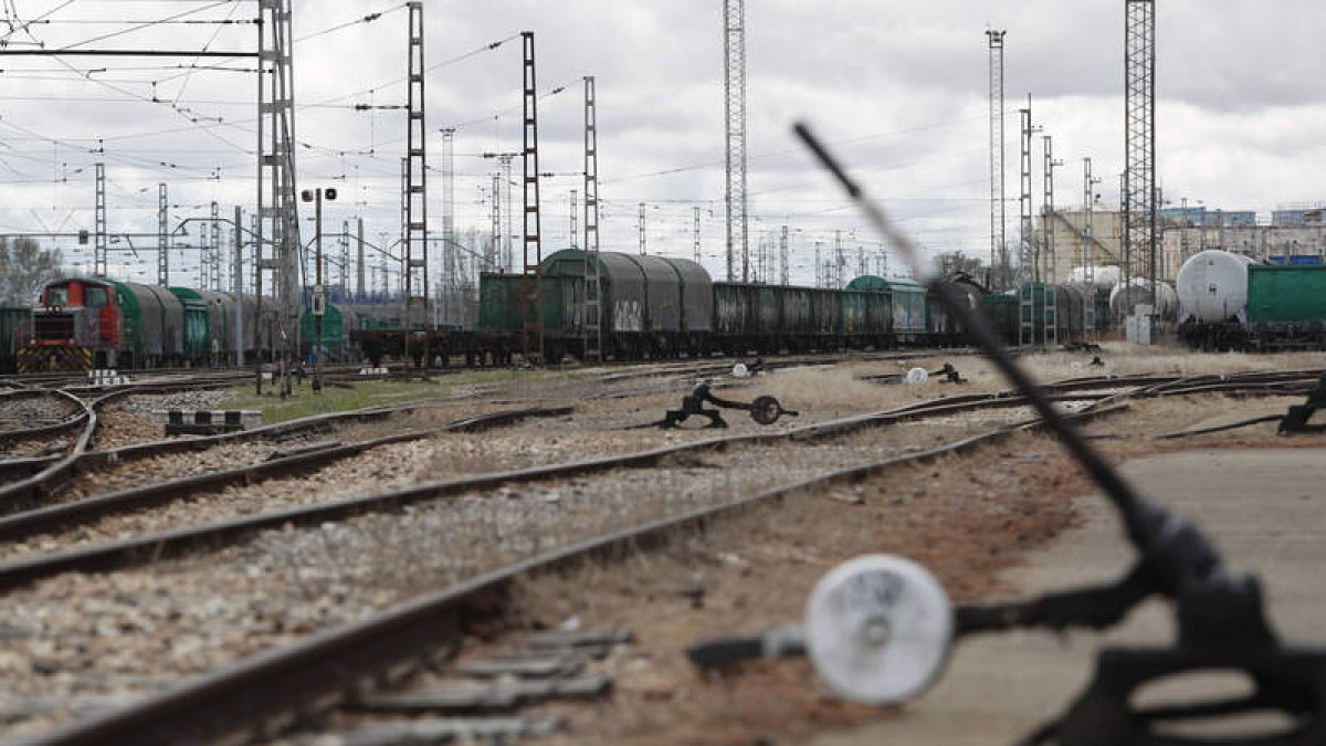 Trenes de mercancía en la playa de vías situada en el acceso sur de León. RAMIRO