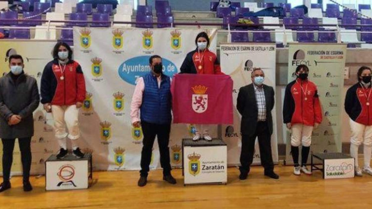Uno de los podios de Sala Esgrima León en Valladolid. DL