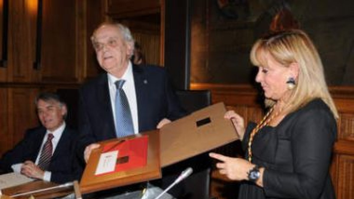 Núñez Pérez muestra el libro de poemas «El palomar del sordo», de Crémer y Villa, regalo