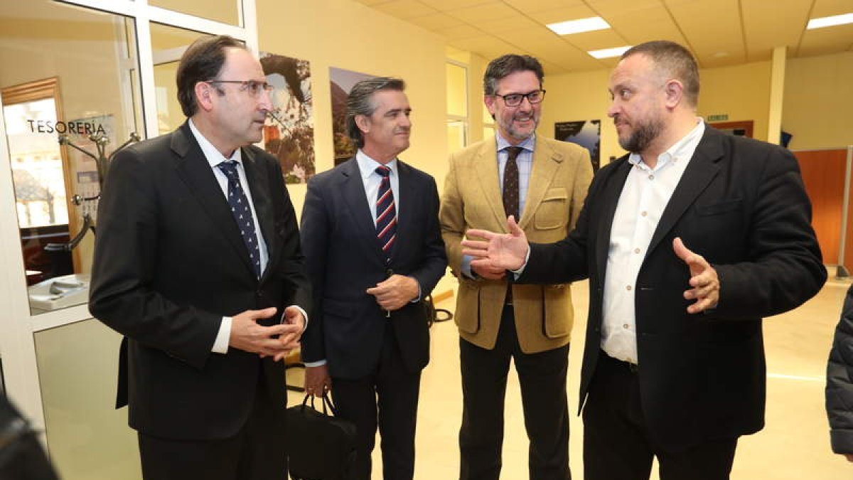 El presidente de la FRMP en su visita al Consejo Comarcal. L. D. M.