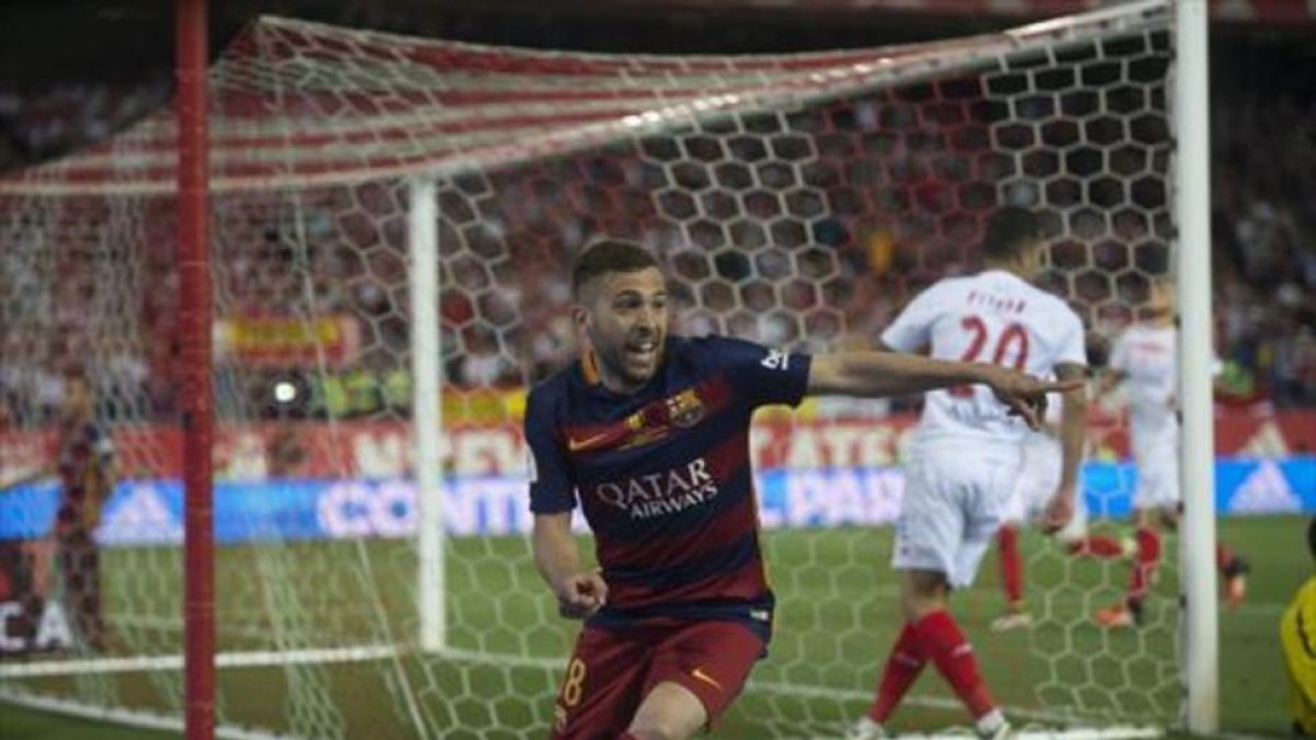 Jordi Alba corre a celebrar su gol tras marcar de tiro cruzado