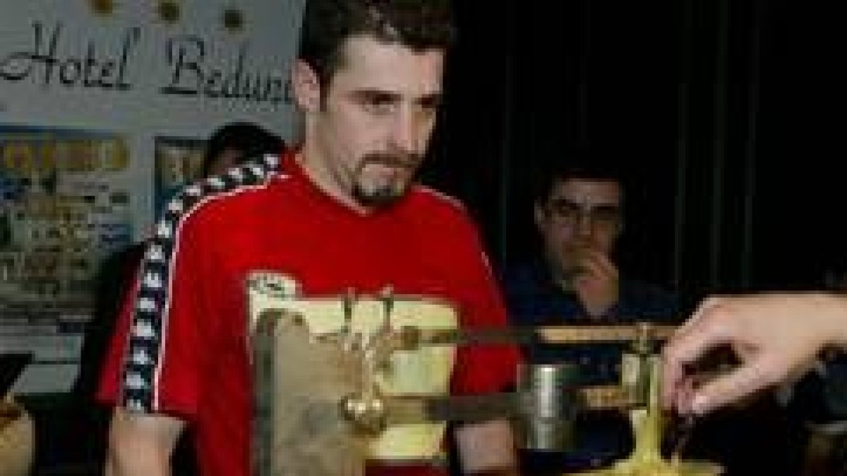 La ceremonia del pesaje es obligada para Héctor Moreira cada vez que acomete un combate de boxeo