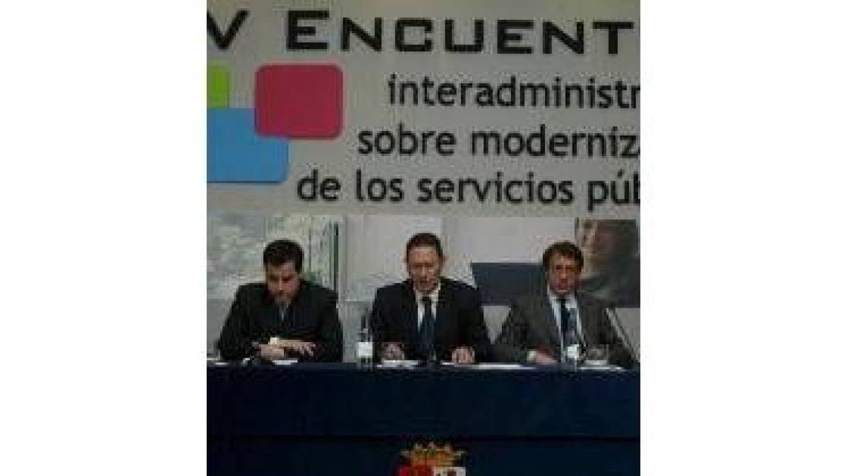 Manuel Ferreira, ayer entre Ibán García del Blanco y Javier García Prieto