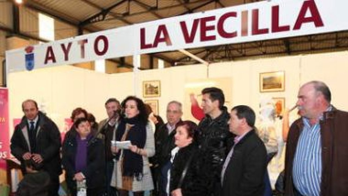La alcaldesa de La Vecilla se dirige al público en la apertura de la feria.