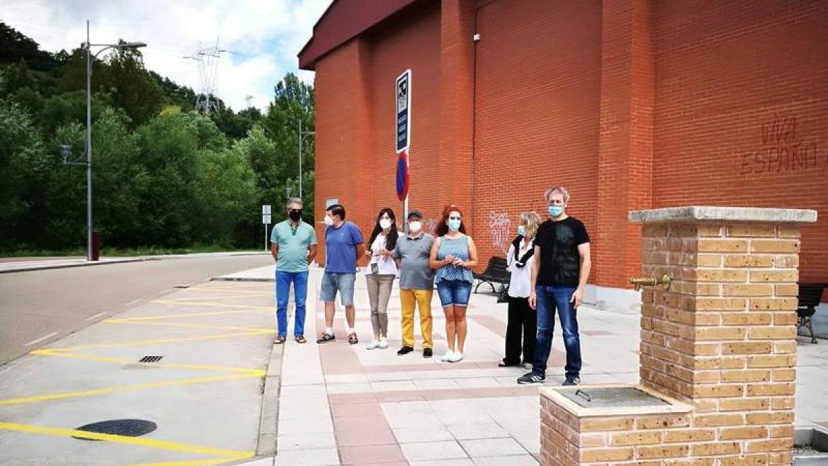 El aparcamiento con zona de descanso situado junto al pabellón municipal. DL