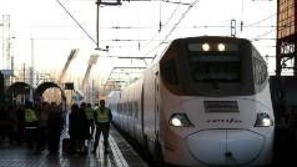 Además del Alvia, en la foto, se mejorará el servicio de media distancia