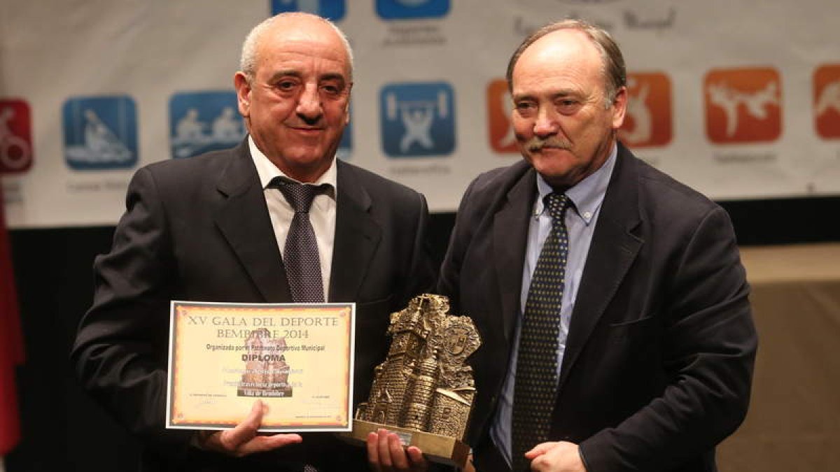 Marianín recibe el premio de José Manuel Otero.