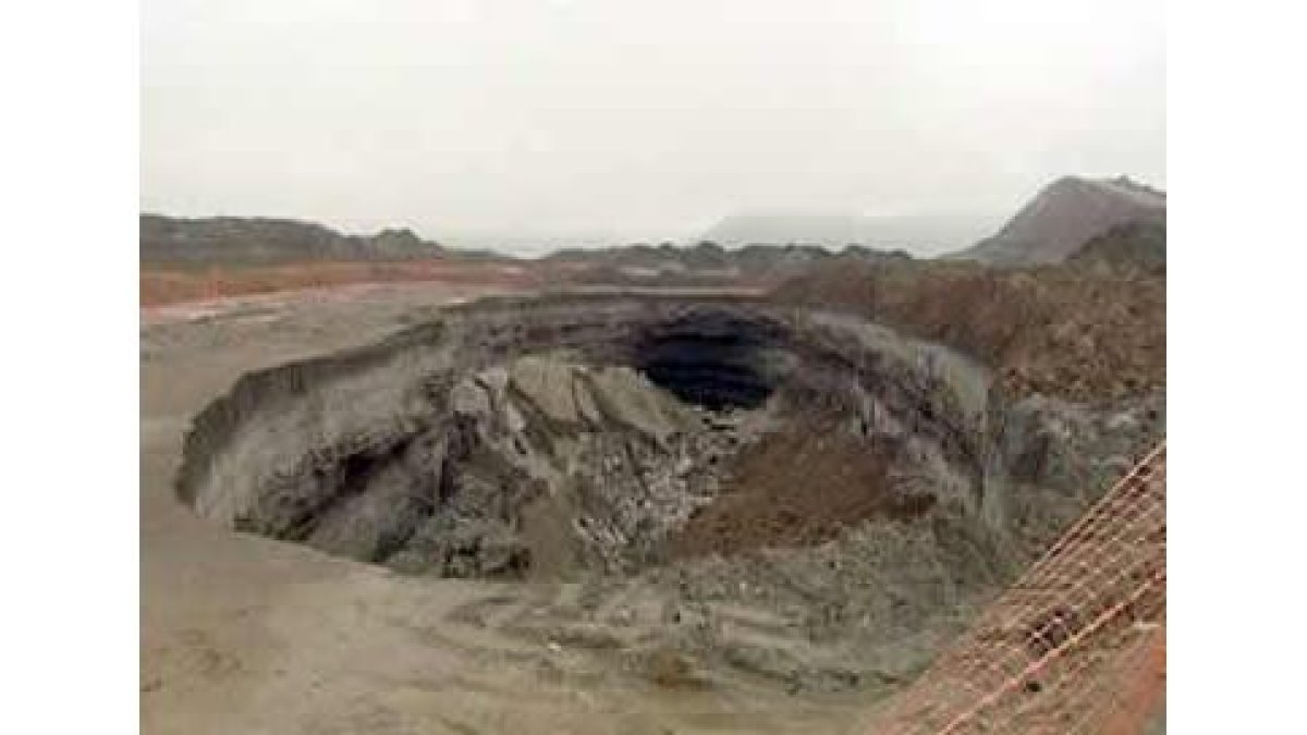 El socavón aparecido en las obras del AVE a la altura de Cabezón de Pisuerga.
