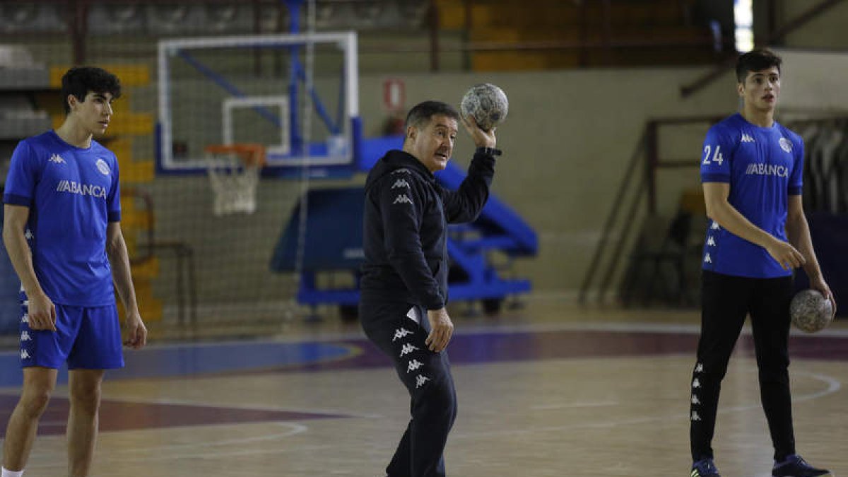 Manolo Cadenas en un entrenamiento del Ademar en el Palacio en la presente temporada. FERNANDO OTERO