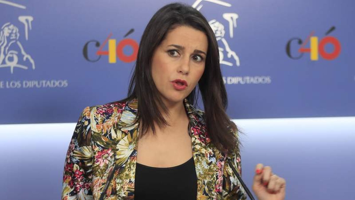 La portavoz de Cs, Inés Arrimadas, defiende la postura de la dirección del partido. FERNANDO ALVARADO