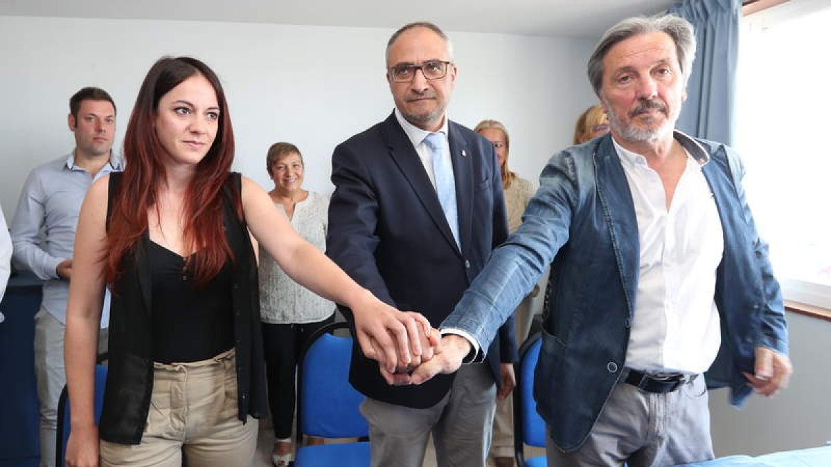 Lorena González (Podemos), Olegario Ramón (PSOE) y Pedro Muñoz (CB), en el acto de comunicación del pacto alcanzado. L. DE LA MATA
