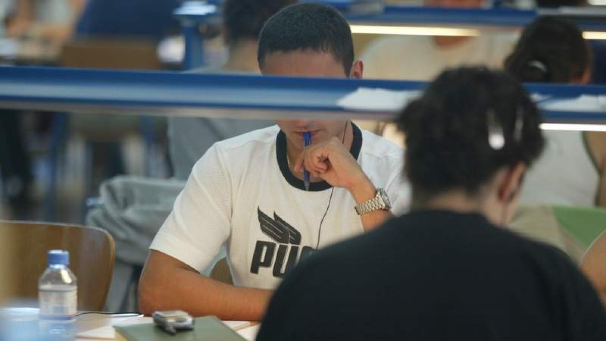 Estudiantes se preparan la Ebau en la biblioteca de la Universidad. NORBERTO