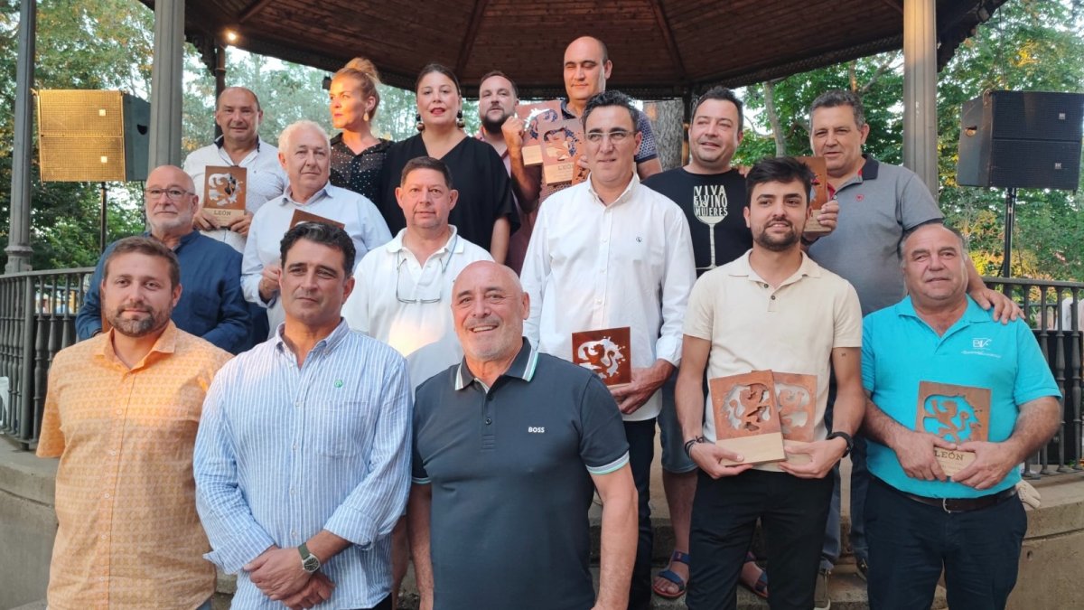 Foto de familia de los premiados en la XXI Feria del Vino de la DO León. DL
