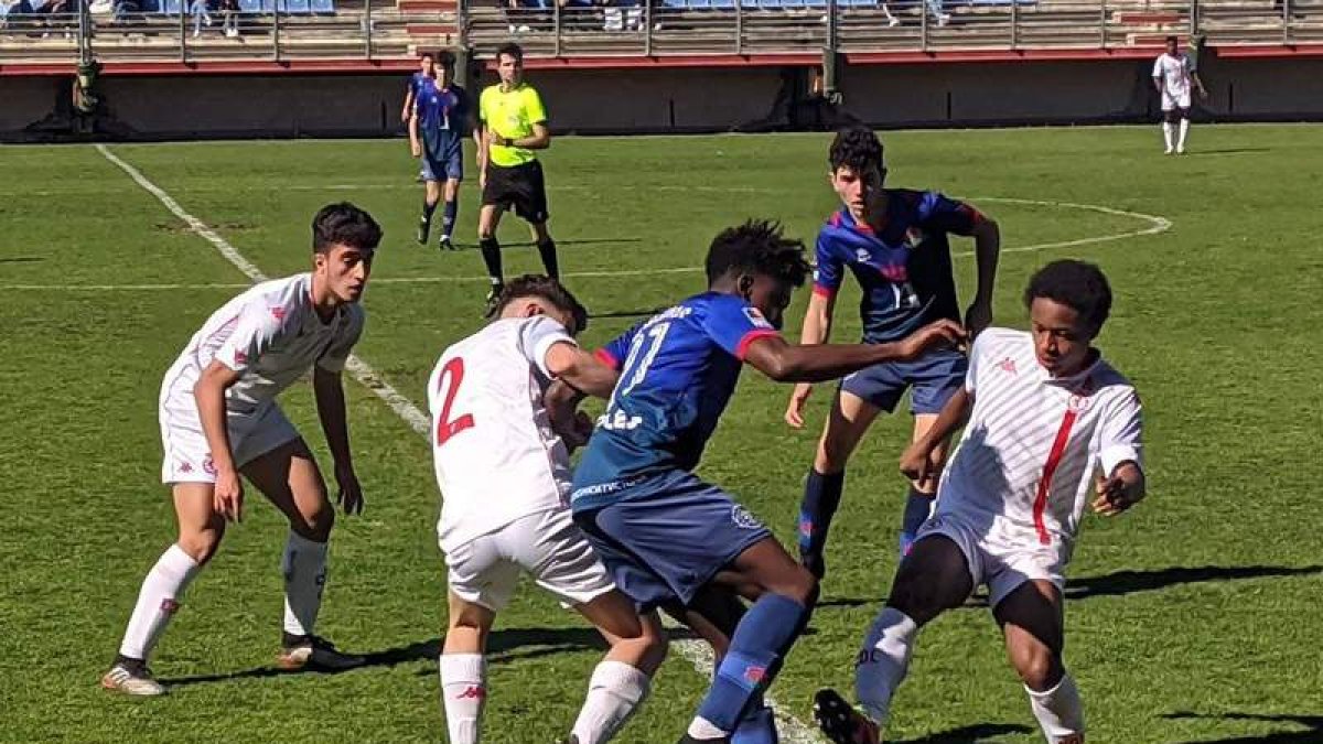 El conjunto leonés sumó tres puntos de oro para seguir luchando por el primer puesto. CYDL