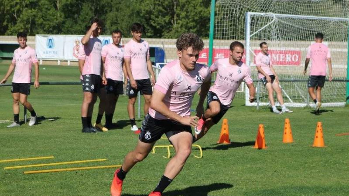 Marcos González durante un entrenamiento de preparación de pretemporada. DL