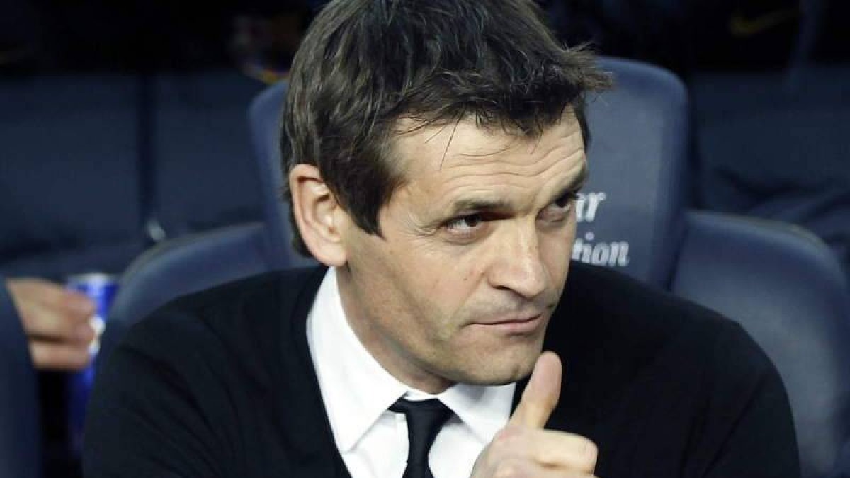 Tito Vilanova, sentado en el banquillo, regresó tras su operación.