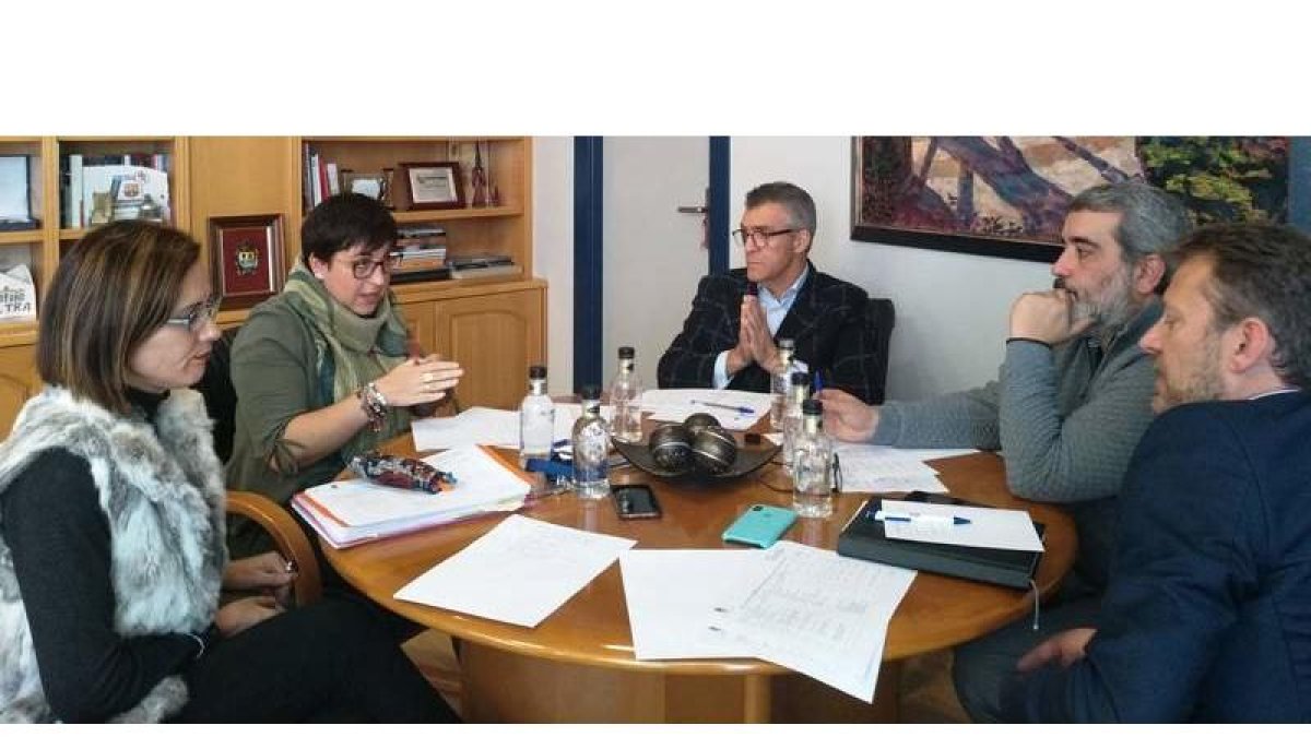 Aurora Flórez, Camino Cabañas, Javier Cepedano, Xosepe Vega y Enrique Suárez. DL